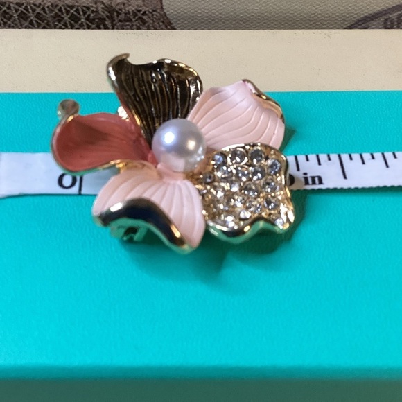 NEWT VINTAGE Elegant Floral Pearl Brooch. - Picture 7 of 11